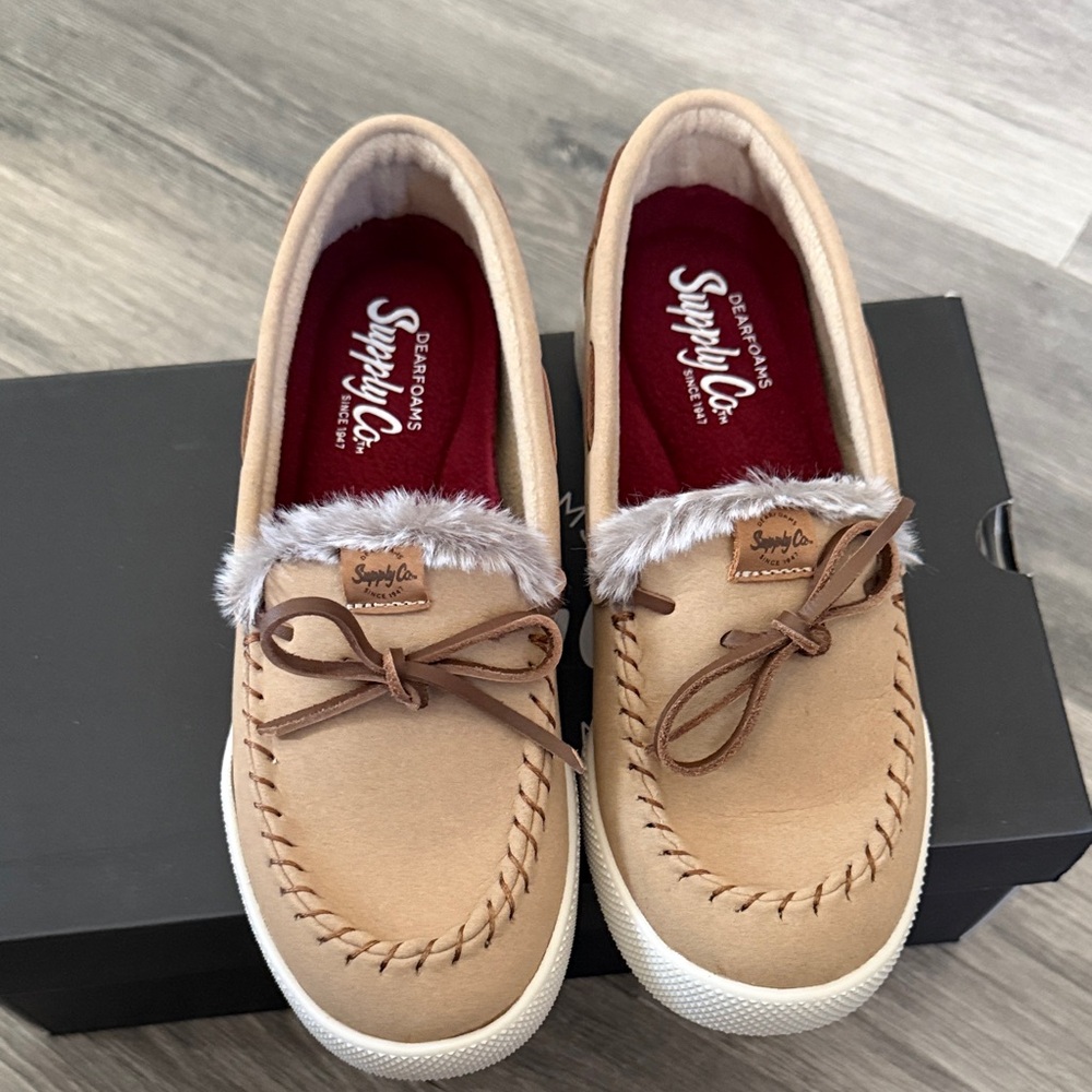 Dearfoams Supply Co. women's ultrasuede moccasin with tie null